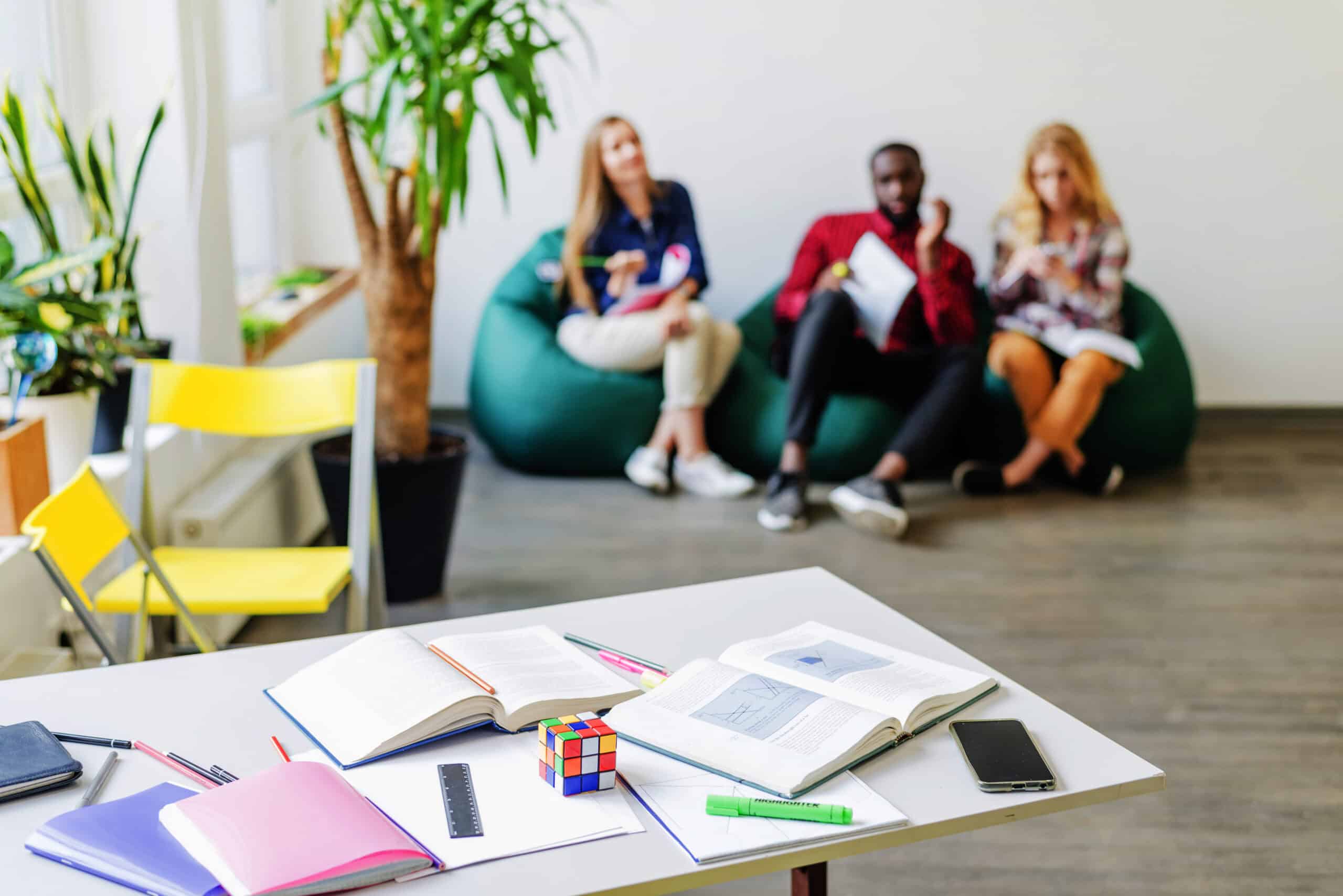 Groupe de jeunes en formation dans un espace moderne et lumineux.