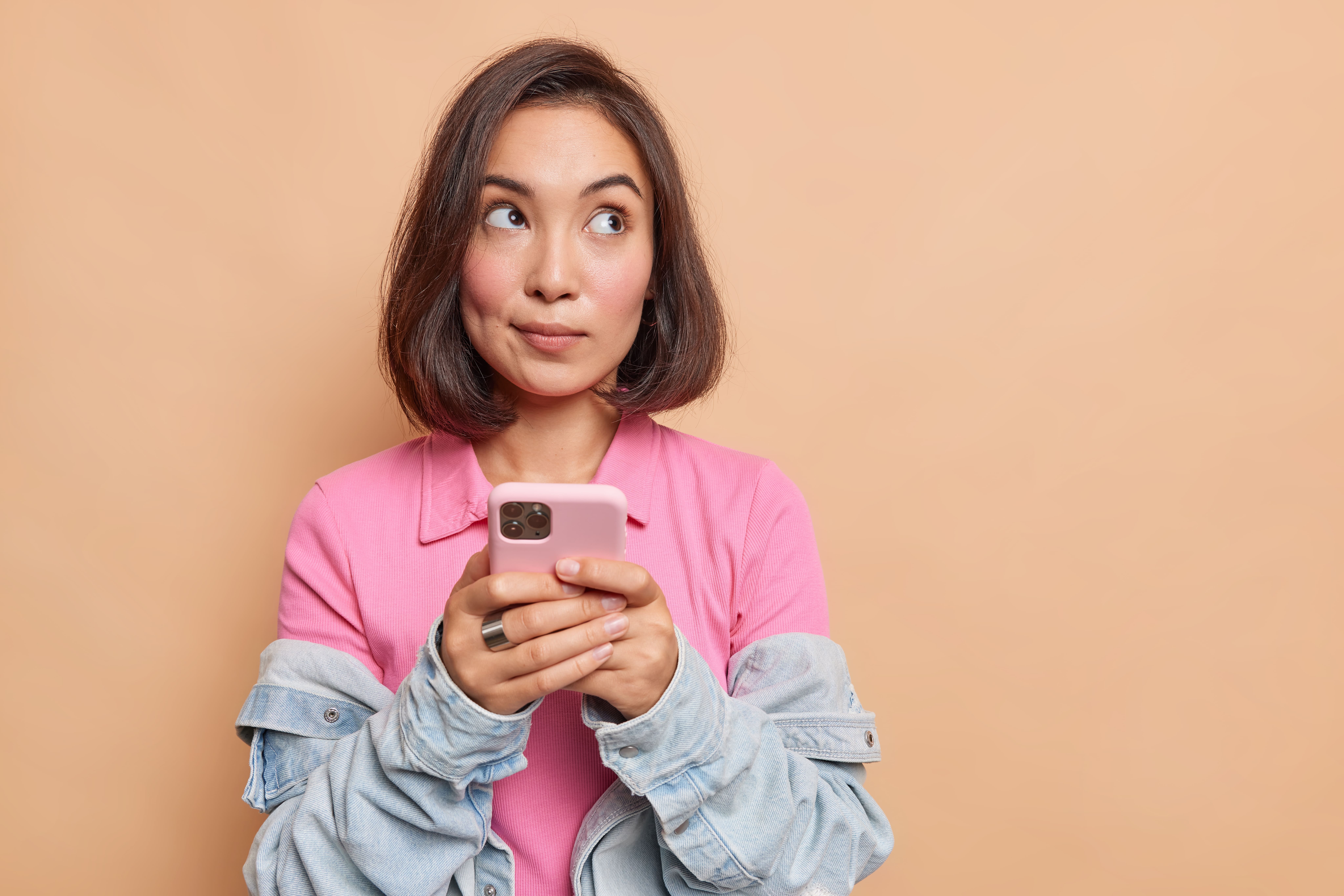 Illustration montrant une femme sur son portable